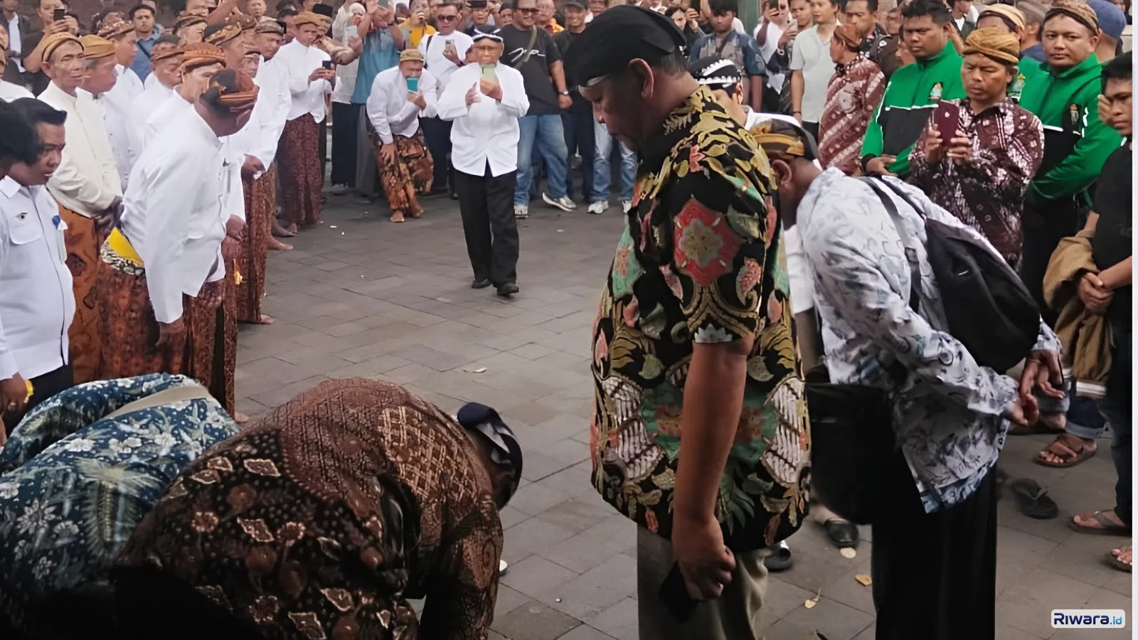PB XIV Hangabehi tampak sedang melaksanakan shalat Jumat di masjid Gedhe Mataram Kotagede